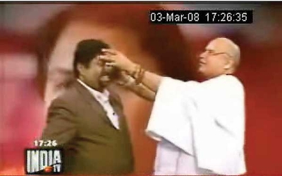 Sanal Edamaruku challenges the guru Pandit Surinder Sharma to kill him live on TV in 2008