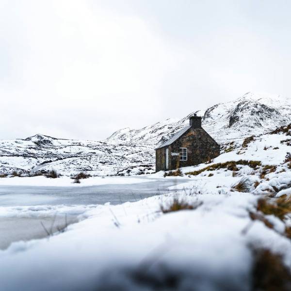 A snow-covered bothy in Blairgowrie, Scotland