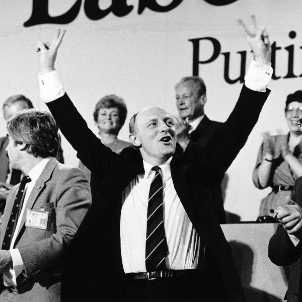 Neil Kinnock flashes the V for Victory sign in a black and white photo from Labour’s party conference in Blackpool in 1986