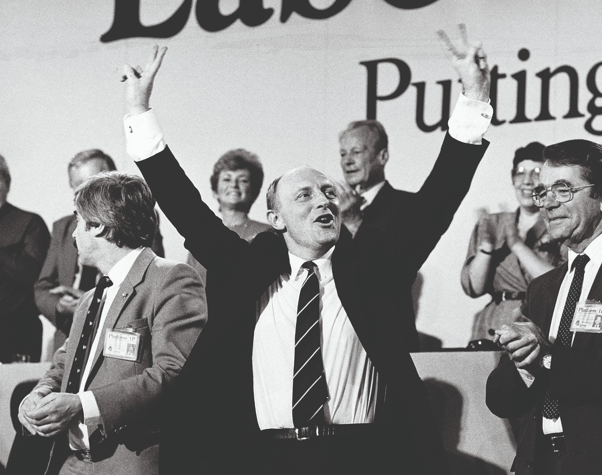 Neil Kinnock flashes the V for Victory sign in a black and white photo from Labour’s party conference in Blackpool in 1986