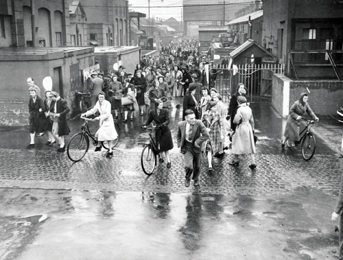 mployees leaving the Rolls-Royce works in Derby during the Second World War