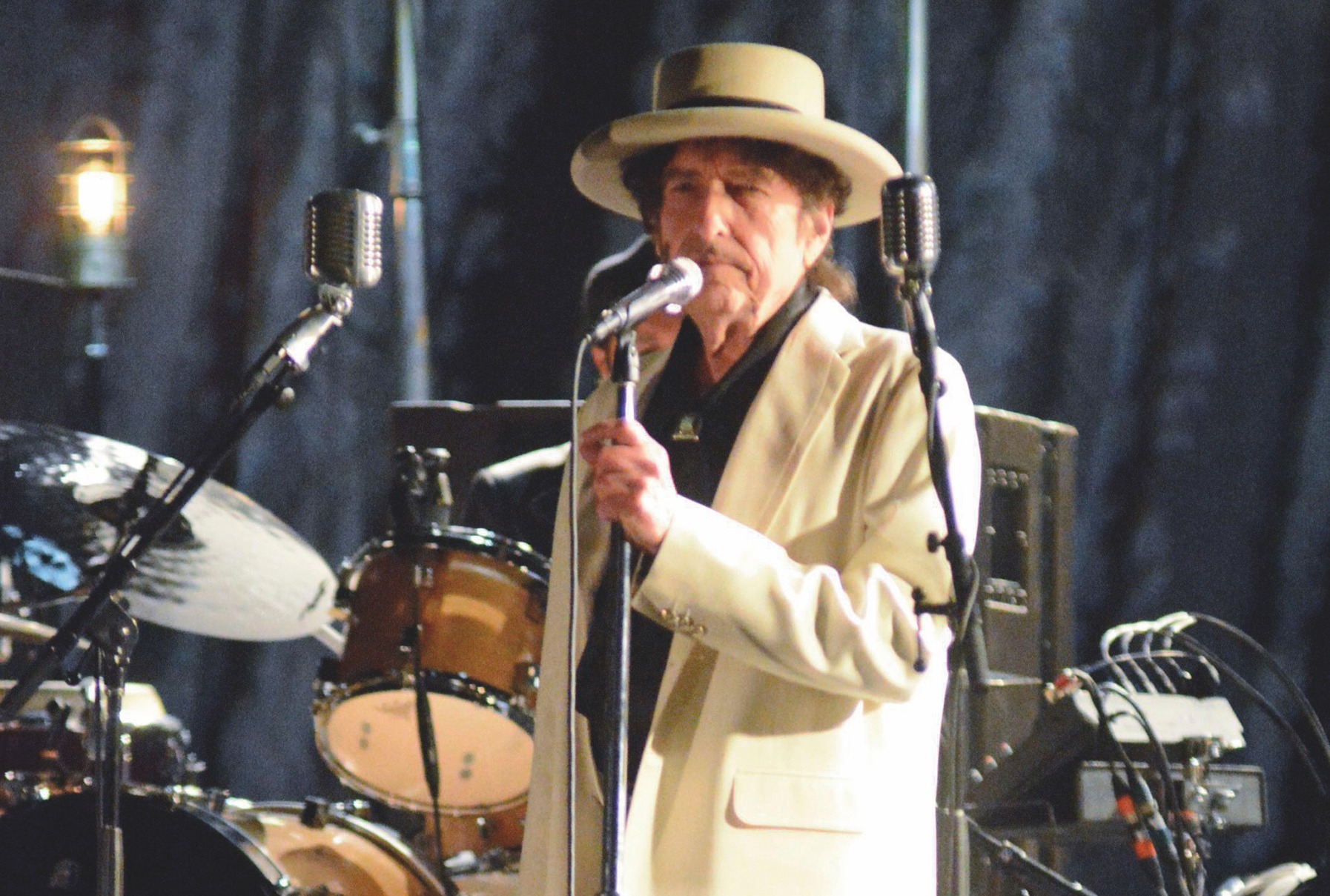 Bob Dylan does not intend to age gracefully