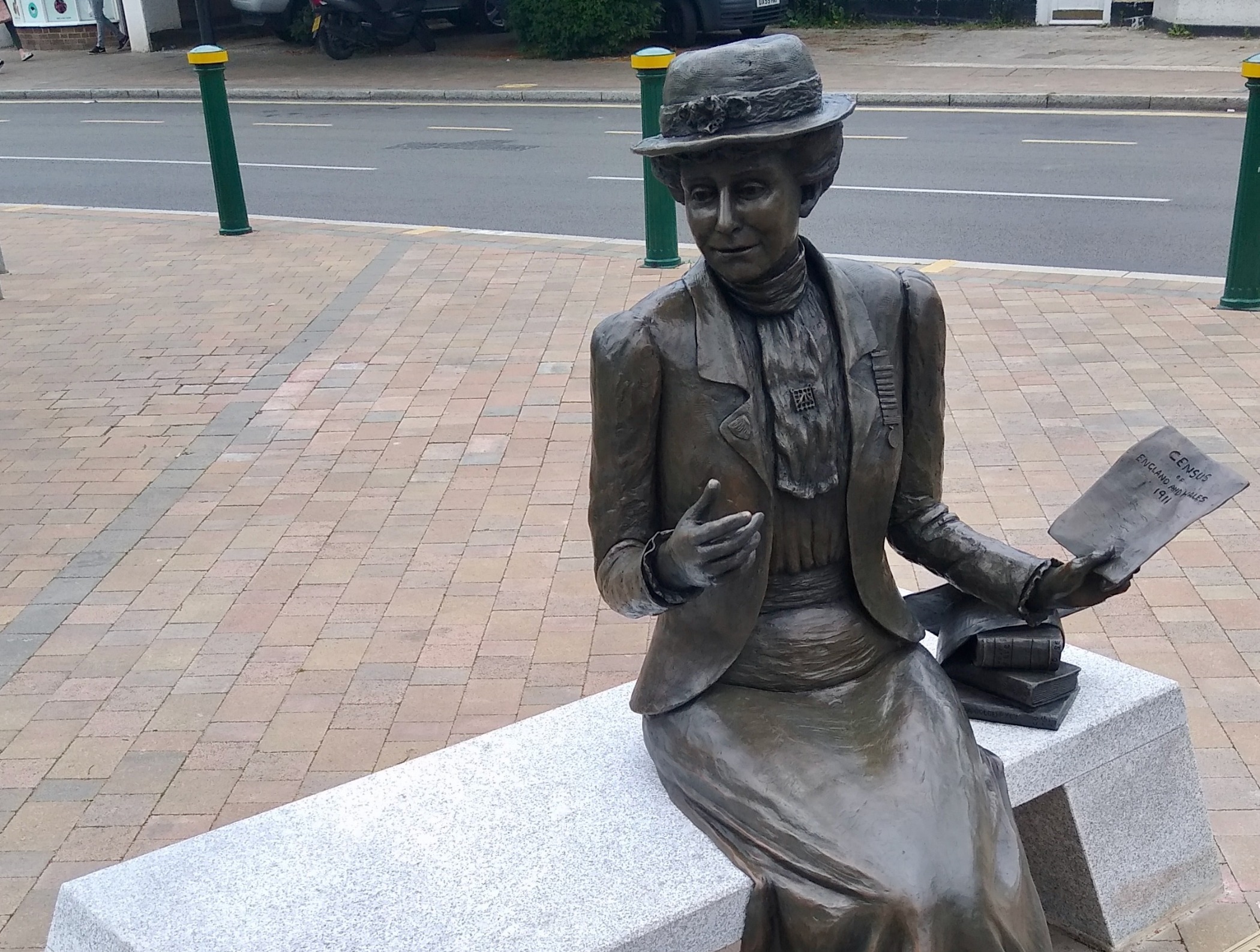 Emily_Wilding_Davison_statue,_Epsom_High_Street__July_2021_